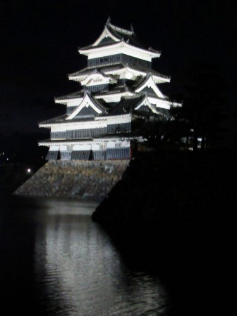 ４　盆踊り会場から見える松本城